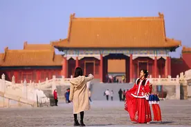 北京：大年初一 汉服爱好者穿古装逛故宫图片