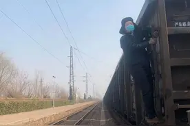 卸车也是保电煤——走近春节坚守岗位的铁路连接员图片