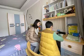 这位事实孤儿借钢琴苦练6年获十级证书图片