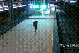 女客运员的一个举动被监控拍下！网友：美哭了图片