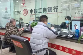 新春走基层｜线上线下都“在线”——来看看春节假期里的银行服务图片