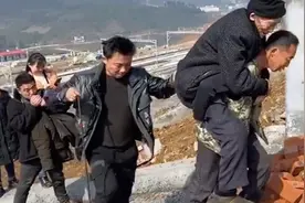 2公里40分钟！三个儿子轮流背89岁父亲看高铁：满足老人新年愿望图片