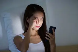 熬夜之后如何及时补救？多喝水、补充维生素图片