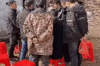 村头出现大批只会傻笑的奇怪男子？可能是外地女婿……图片