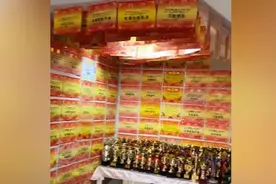 四个孩子奖状贴满墙壁奖杯堆满桌面，妈妈：展示出来是种鼓励视频封面