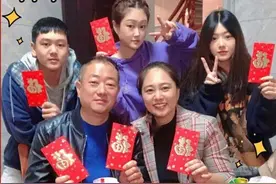 大学生拍全家福，许下家庭牛年“小目标”图片