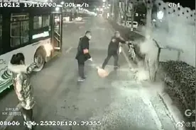 青岛街头最帅身影！危急时刻，他们挺身而出图片