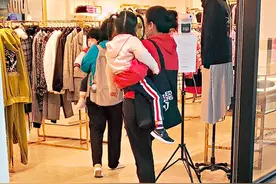 勤俭持家！郭富城岳母带外孙女买特价童装图片