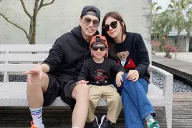 Ella晒温馨亲子合照 一家三口好幸福图片