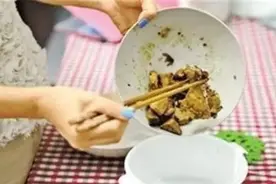 吃剩饭剩菜对身体伤害大，放多久算剩？图片