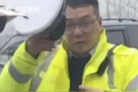 休假交警拜年遇大堵车 穿上制服秒切换工作模式图片