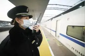 深夜，她这个举动被拍下！我却看了好几遍图片