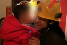 50秒｜除夕夜淄博3岁男童被困电梯 救出后萌娃向消防员献甜吻表示感谢图片