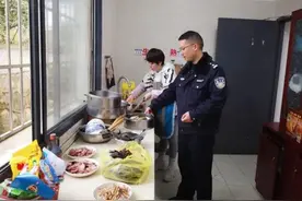 新春走基层：连续四年给派出所民警做年夜饭的女人图片