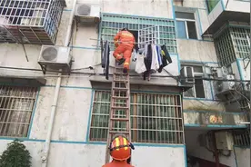 8岁男孩单独被锁在家中，母亲：我火好像没关……好在这里开了道逃生门图片