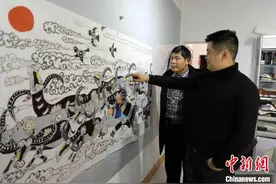 庆牛年，贵州农民画师和子女联手创作“农民画+文创”图片