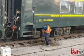 新春走基层 | 铁路上水工：火车一进站就开始在股道内穿梭图片