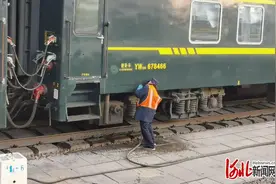 新春走基层 | 铁路上水工：火车一进站就开始在股道内穿梭图片