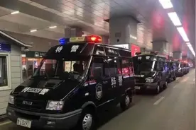除夕夜，9名“便衣”押解4名犯罪嫌疑人走下动车……图片