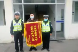 明明自己骑电动车摔倒了，交警却说：“你不是！”图片