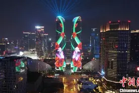 四川成都：魔幻般的双子塔最美灯光秀图片