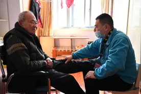 坚守者丨长护险护工:帮老人儿女们尽一份孝心，感觉很开心视频封面