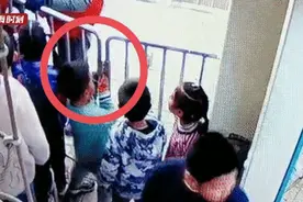 心疼！4岁男童亲子乐园内玩耍时，手指被夹伤致指甲整瓣脱落图片