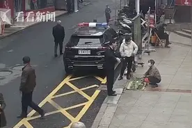老人初一出摊卖菜无人问津 民警“包圆”：早点回家图片