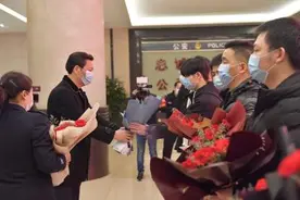 大年初一，今年全国首例境外“钉子”逃犯被押解回国图片