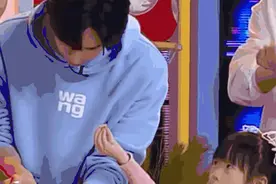 李行亮女儿喂王一博吃糖，引一众网友羡慕图片