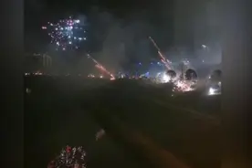 湖南人民燃放烟花，湖北人民隔岸观赏视频封面
