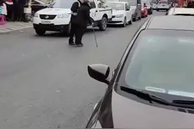 你背起老奶奶过马路的样子很帅！视频封面