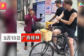 老奶奶用英文向外国人推荐景点，发音标准对答如流！网友直呼厉害图片