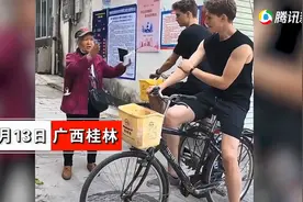 老奶奶用英文向外国人推荐景点，发音标准对答如流！网友直呼厉害图片