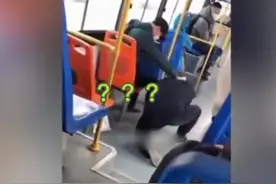 公交车上，男子强脱老人鞋猛吸一口！真相太心酸图片