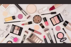 画风奇特！医美火爆，市场唯一女性消费基金却狂买新能源、插座，化妆品去哪了？图片