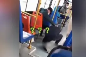 青岛一公交车上，男子强脱老人鞋猛吸一口！视频刷屏后，他的老师站了出来！真相太心酸…图片