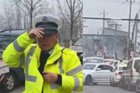 休假交警拜年路上遇堵车，穿警服开启工作模式视频封面
