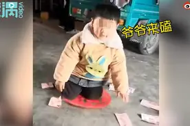 萌娃收完压岁钱一句话逗笑众人：爷爷奶奶你们磕，我给你钱图片
