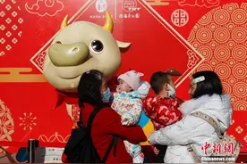 北京陶然亭公园游客乐享春节假期图片