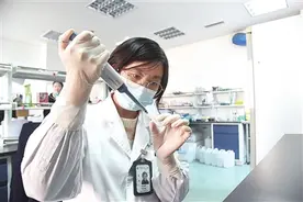 三轮“首例患者”的发现都与她有关——访医大一院发热门诊医疗组组长王文图片