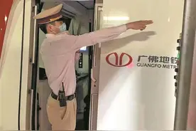 广州地铁“夫妻档”：春节最浪漫的事 是与你共同坚守图片