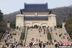 告别“人从众”民众有序参观南京中山陵图片