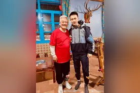 赵继伟晒赵本山合影：每次见到您就是开心图片