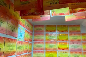 “高级炫富”！孩子奖状贴满墙 网友：原来这就是“黄金屋”视频封面