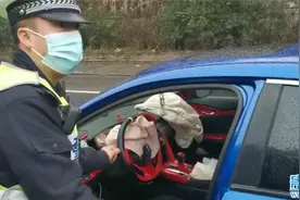 遵义：危险就在一瞬间！他弯腰捡拾手机致两车追尾……图片