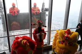 爱申活 暖心春丨擦窗工人扮财神，“天降”上海之巅视频封面