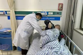 出租车司机工作过程突发腰痛险出意外，就医检查竟是结石惹的祸图片