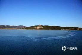 蓝天映碧水 颐和园昆明湖冬景迷人图片