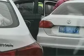 交警去老丈人家拜年遇堵车 迅速换上警服 秒回“工作模式”图片
